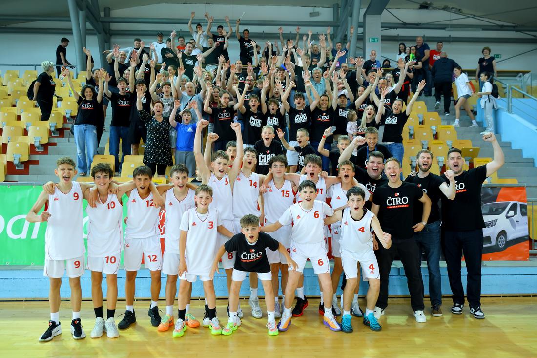 Ekipa BBČ Maribor slavi z navijači po zmagi