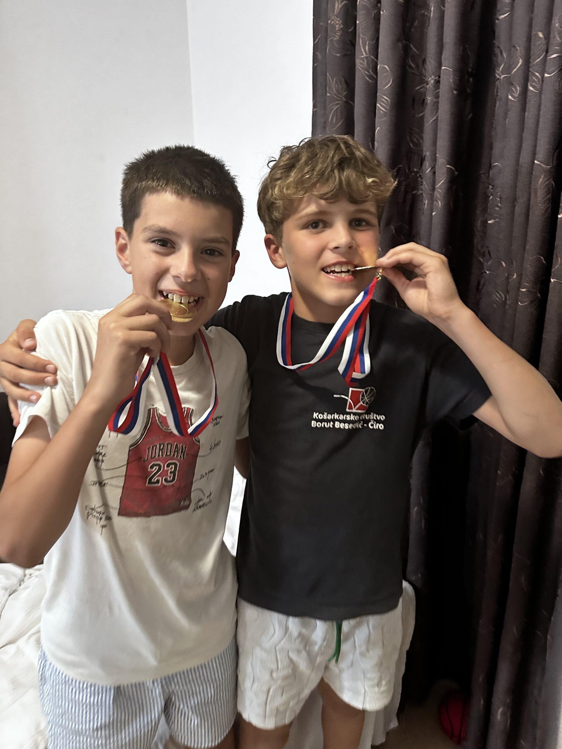 Dva fanta z medaljami